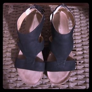 adrienne-vittadini black wedge sandals